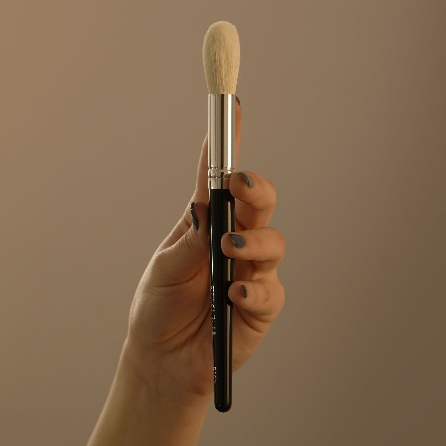 Pointed Round Fluffy Face Brush | B103
